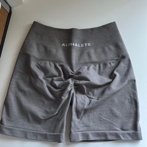 STORM GREY ALPHALETE AMPLIFY SHORT